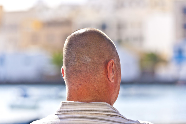 Costas de homem masculino com corte de cabelo curto
 - Foto, Imagem