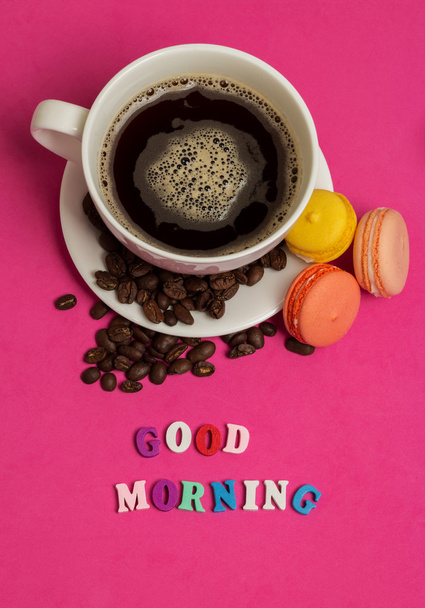 Etiqueta buenos días, taza de café con macarrones
 - Foto, Imagen