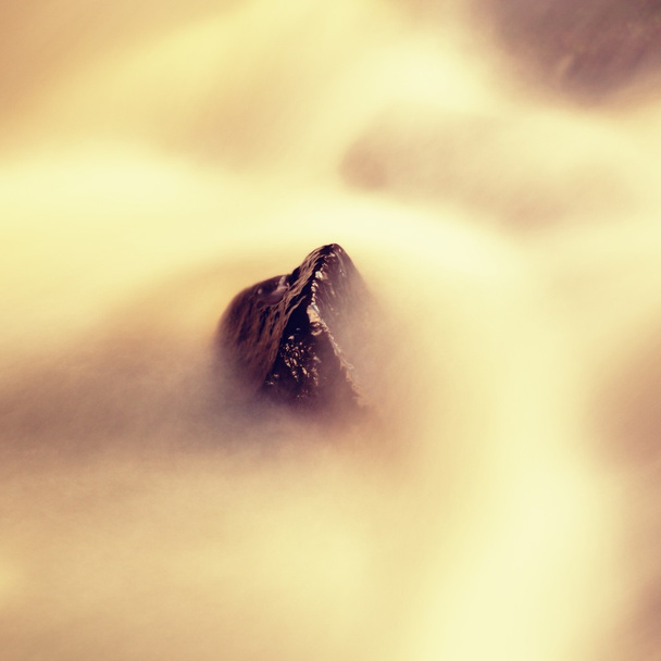Rutschige Felsbrocken im Gebirgsbach. klares Wasser verschwommen durch lange Belichtung, Reflexion im Wasserspiegel. Weicher Fokus. - Foto, Bild