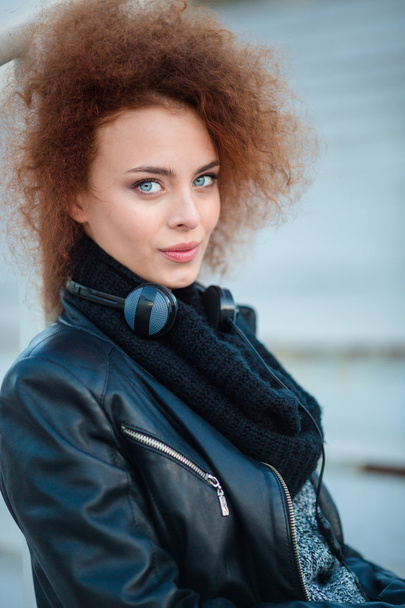 Woman with curly hair looking at camera  - Foto, Imagen