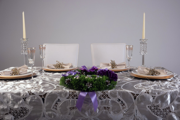 Ξύλινο τραπέζι ρύθμιση και διακόσμηση για γεύμα χρόνο, studio που γυρίστηκε - Φωτογραφία, εικόνα