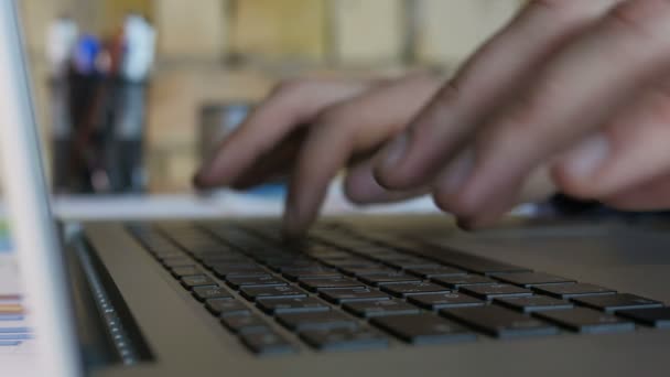Hombre de negocios trabajando en un ordenador portátil y teclado mecanografía
 - Imágenes, Vídeo
