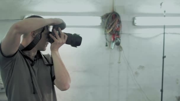 Φωτογράφος βλαστοί στην αυτόματη υπηρεσία - Πλάνα, βίντεο
