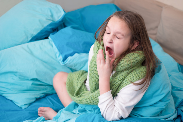 Teen girl yawning in bed - Foto, imagen