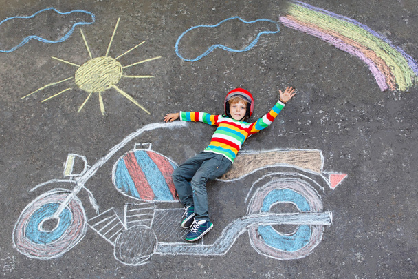 Little kid boy in helmet with motorcycle chalks picture - Fotoğraf, Görsel