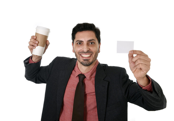 ευτυχής επιχειρηματίας κρατώντας απομακρύνει φλιτζάνι καφέ και η λευκή κάρτα στο κενό ως αντίγραφο χώρος - Φωτογραφία, εικόνα