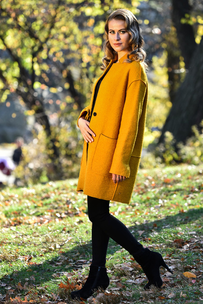 girl in stylish coat in the autumn park - Fotoğraf, Görsel