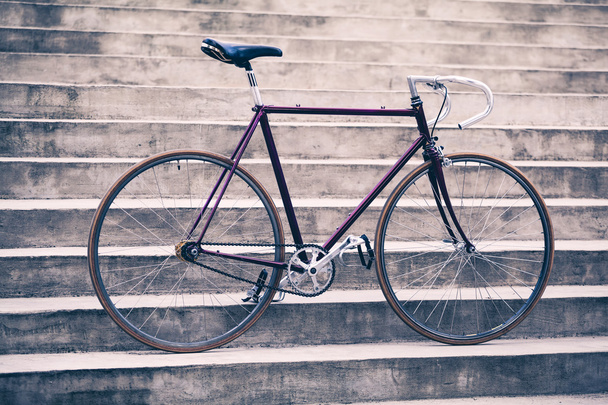 Estrada de bicicleta retro e escadas de concreto, cena urbana styl vintage
 - Foto, Imagem