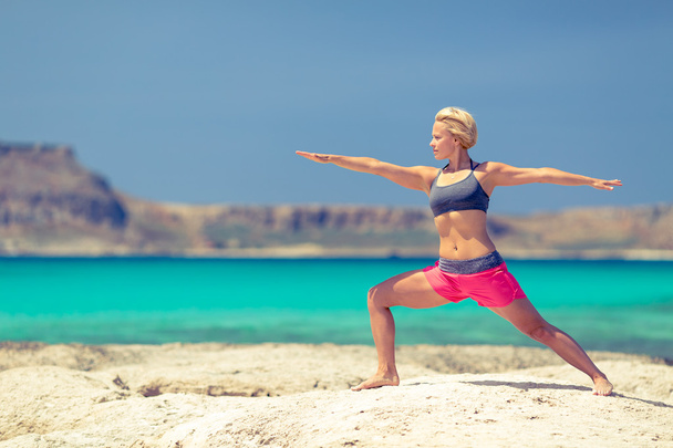 Posizione di yoga, esercizio della donna in forma sulla spiaggia
 - Foto, immagini