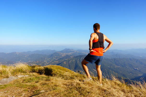 Турист или бегун смотрит на вдохновляющие горные ландшафты
 - Фото, изображение