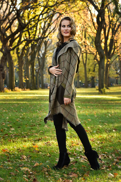 beautiful woman posing in park - Fotografie, Obrázek