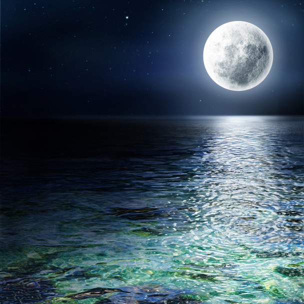 Wielki księżyc nad oceanem. Seascape i moonlight. Wysoka resoluti - Zdjęcie, obraz