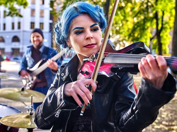 meisje violist met blauwe haren - Foto, afbeelding
