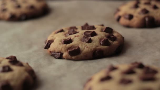 Cookies américains aux pépites de chocolat après le four
 - Séquence, vidéo