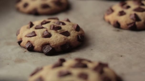 Biscoitos de chocolate após o cozimento
 - Filmagem, Vídeo