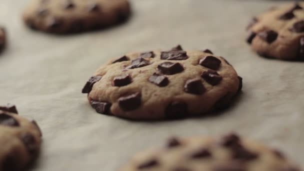 Biscotti al cioccolato dopo la cottura
 - Filmati, video