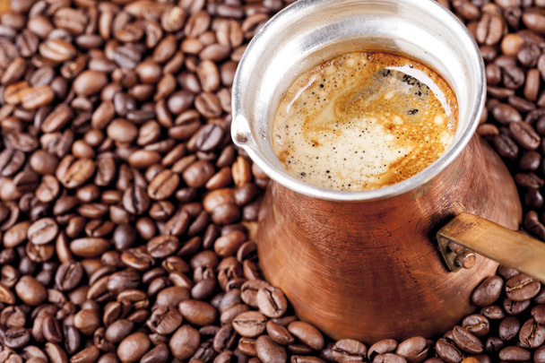 Κόκκους καφέ, vintage χαλκού καφέ ποτ closeup, μπρίκι ή ibrik - Φωτογραφία, εικόνα