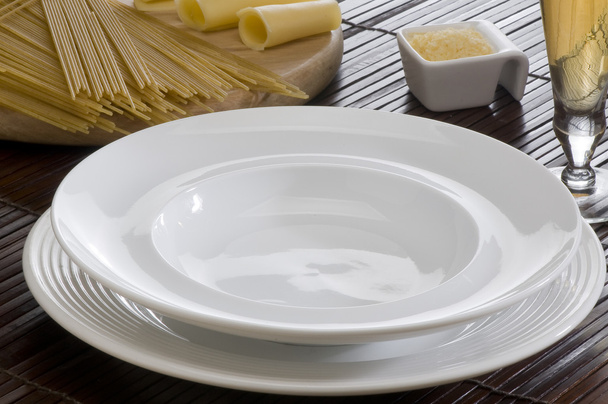 Piatto vuoto isolato su tavolo fondo bianco spaghetti preparati Palla vuota
 - Foto, immagini