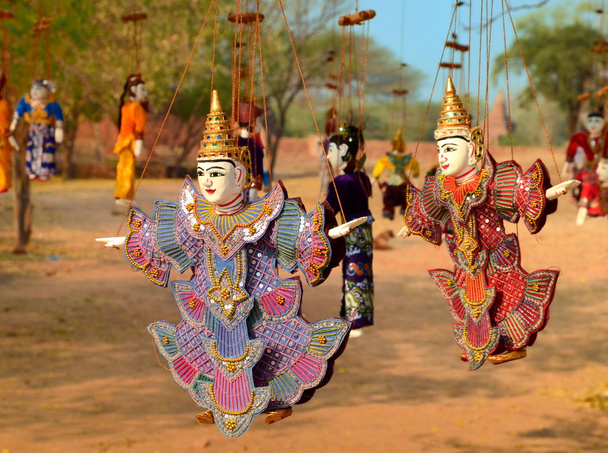 Myanmar ciąg lalek na sprzedaż w świątyni w Bagan - Zdjęcie, obraz