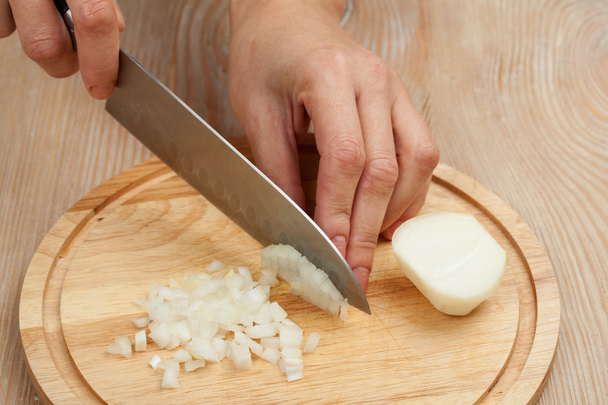 Κοπή τα λαχανικά με ένα μαχαίρι κουζίνας στο Διοικητικό Συμβούλιο - Φωτογραφία, εικόνα