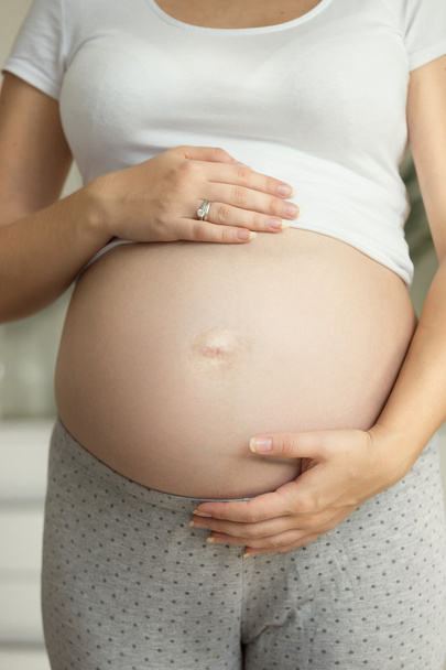 Tónovaný záběr mladé těhotné ženy na 9 měsíc  - Fotografie, Obrázek