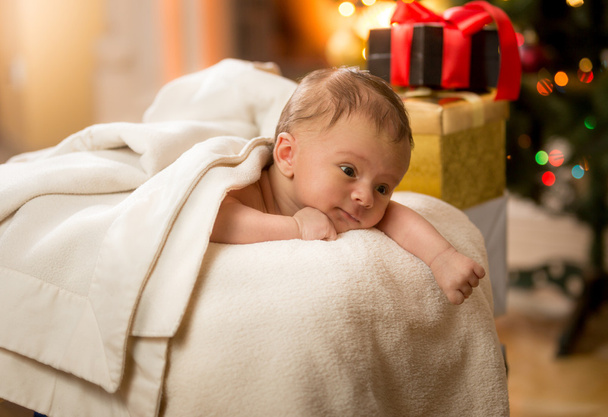 クリスマス プレゼントの横に胃の上に横たわるかわいい新生児 - 写真・画像