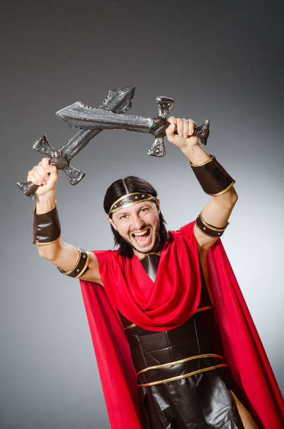 Římský bojovník s mečem proti šedé pozadí - Fotografie, Obrázek