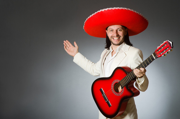 Lustiger Mexikaner im Anzug hält Gitarre gegen Grau - Foto, Bild