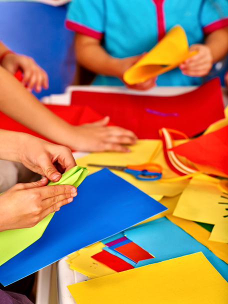 діти тримають кольоровий папір на столі
 - Фото, зображення