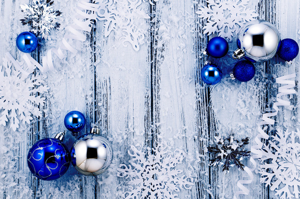 Новорічна тема: ялинка біло-срібні прикраси, блакитні кульки, сніг, сніжинки, змій на білому ретро стилізованому дерев'яному фоні з синім підсвічуванням
 - Фото, зображення