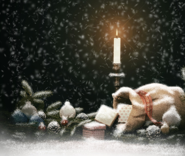 Різдво композиції. Подарункові коробки, Свічка, кулі і конуси. - Фото, зображення