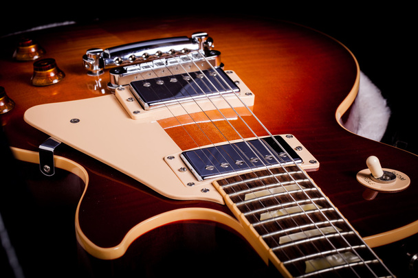 Primer plano del cuerpo de la guitarra eléctrica sunburst
 - Foto, imagen