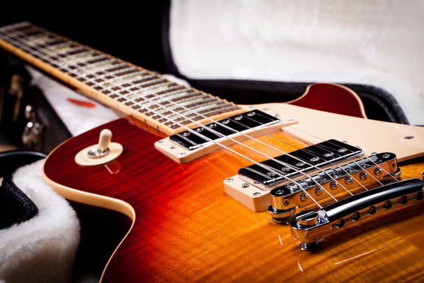 σώμα ηλεκτρικής κιθάρας ηλιοφάνεια τοποθέτηση σε περίπτωση κιθάρα - Φωτογραφία, εικόνα