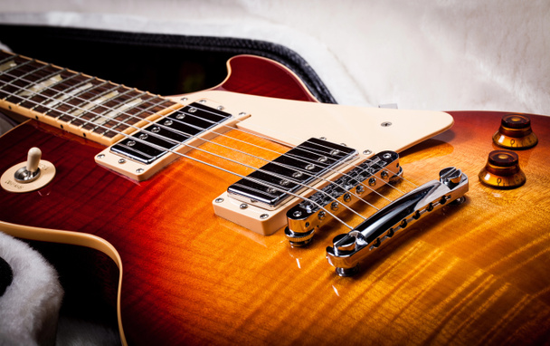 サンバースト エレク トリック ギターのボディのギターケースに敷設 - 写真・画像