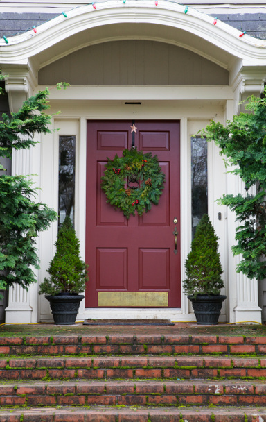 Пурпурового двері з вінок - Фото, зображення