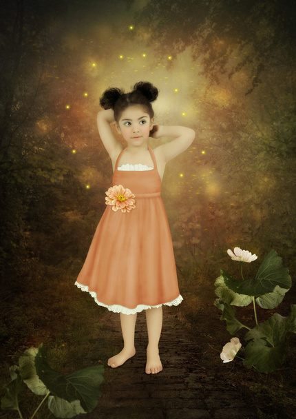 Klein meisje in een magische forest - Foto, afbeelding