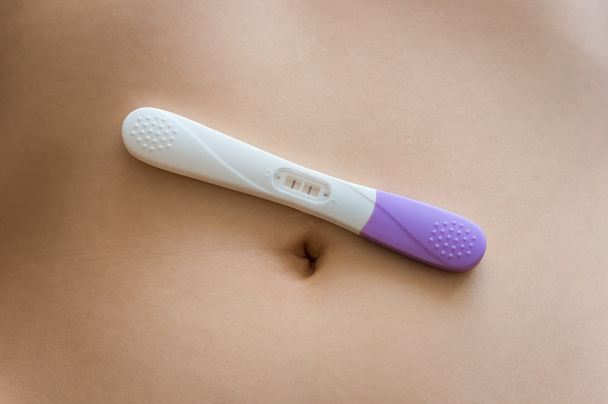 Позитивний тест на вагітність на животі
 - Фото, зображення