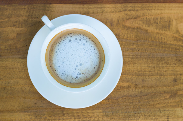 Cappuccino w białe filiżanka na tle drewna - Zdjęcie, obraz