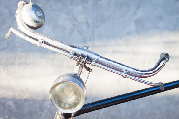 Oldtimer-Fahrradlenker mit grauem Hintergrund - Foto, Bild
