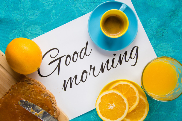 Καλημέρα με χυμό πορτοκάλι, το ψωμί και μαρμελάδα - Φωτογραφία, εικόνα