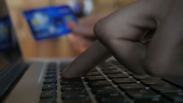 Επιχειρηματίας σε απευθείας σύνδεση παραγγελία χρησιμοποιώντας φορητό υπολογιστή - Πλάνα, βίντεο