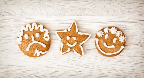 Trzy pyszne pierniki uśmiechniętych buziek, symbol Bożego Narodzenia - Zdjęcie, obraz