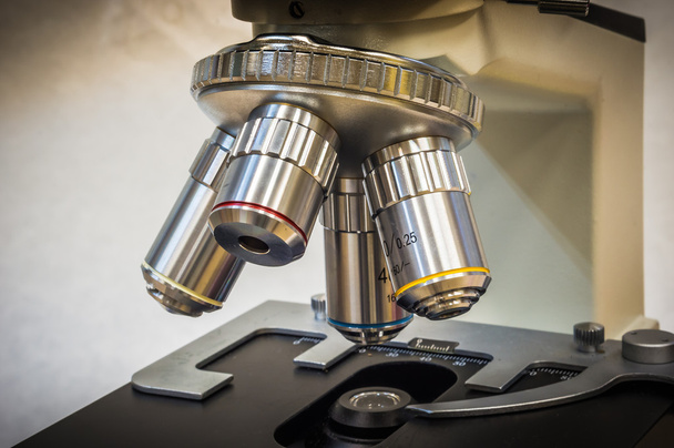Microscopio en laboratorio de investigación científica y sanitaria
 - Foto, imagen