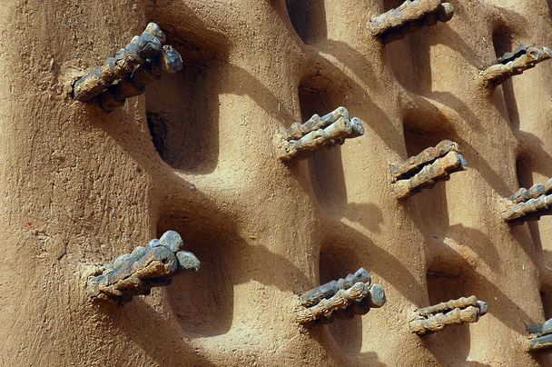 die Seitenwand einer Dogon-Schlamm-Moschee - Foto, Bild