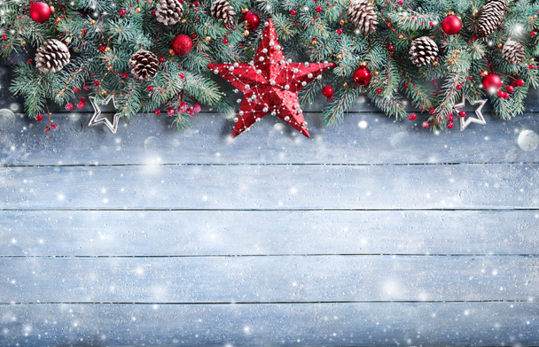 Weihnachtsgrußkarte - Tannenzweig und Dekoration auf verschneiter Planke - Foto, Bild