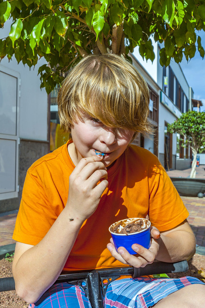 Хлопчик любить морозива
 - Фото, зображення