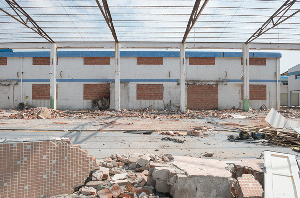 Demolición de un antiguo edificio de fábrica
 - Foto, Imagen