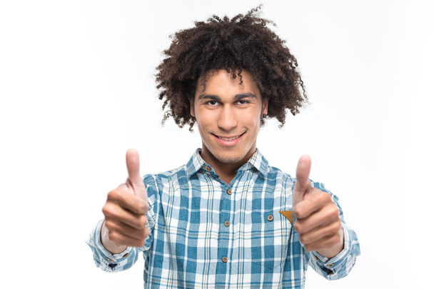 Sonriente hombre afroamericano con el pelo rizado mostrando los pulgares hacia arriba
 - Foto, Imagen