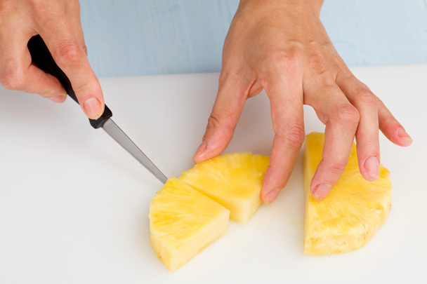 Cortar el cuchillo de frutas en una tabla de cortar
 - Foto, imagen