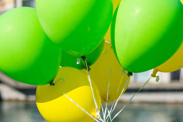 Parlak sarı ve yeşil balonlar - Fotoğraf, Görsel